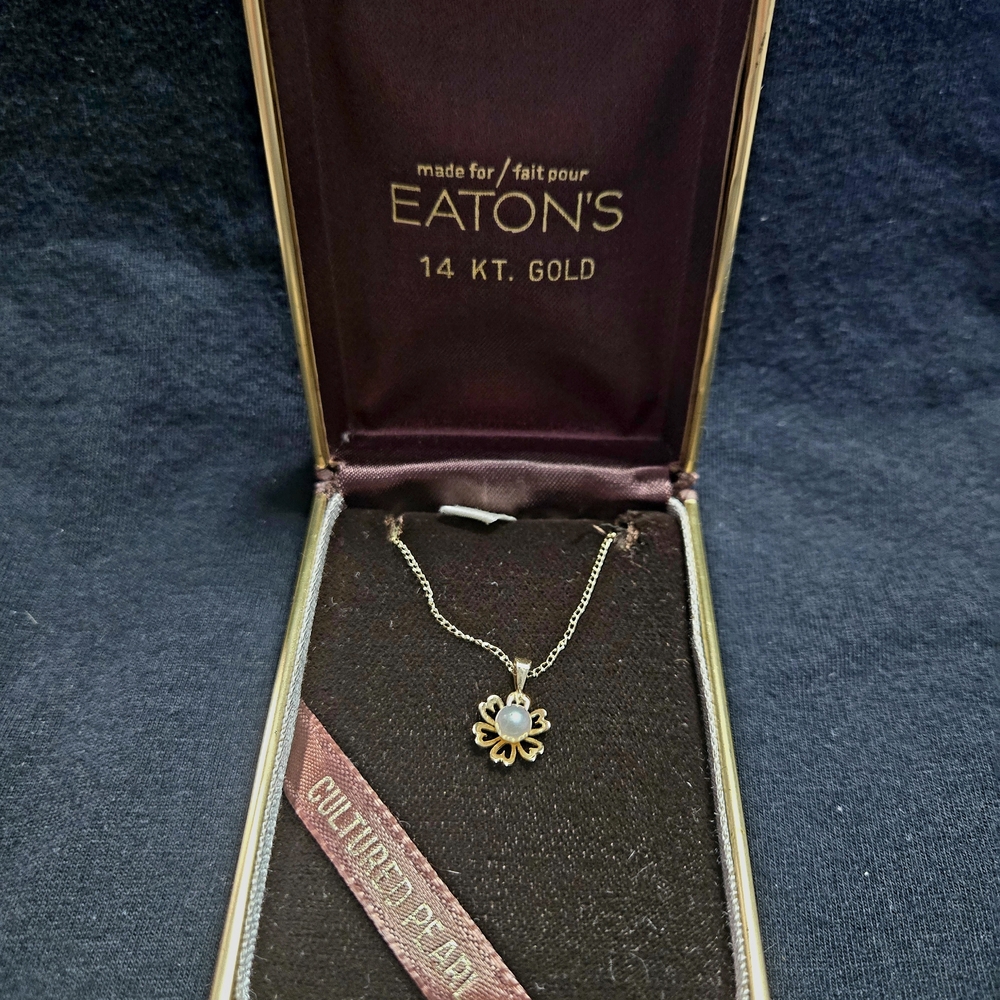 VINTAGE Gold and Pearl Necklace